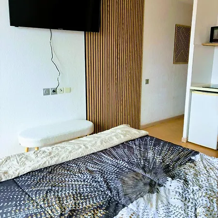 Cocon Vue Grande Roue, & Piscine, Parking & Clim Apartment *